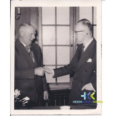 Lobith 01-02-1956 Oud burgemeester Daalderop en.... F0000031